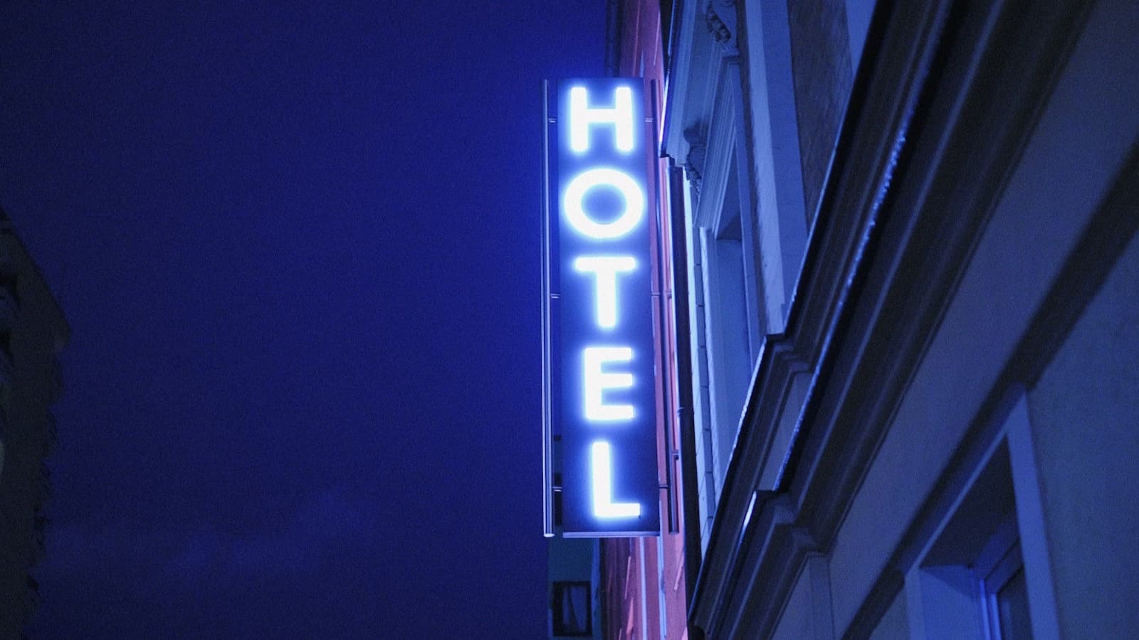 Airbnb cresce sugli hotel, ma il contratto è fermo al 2019