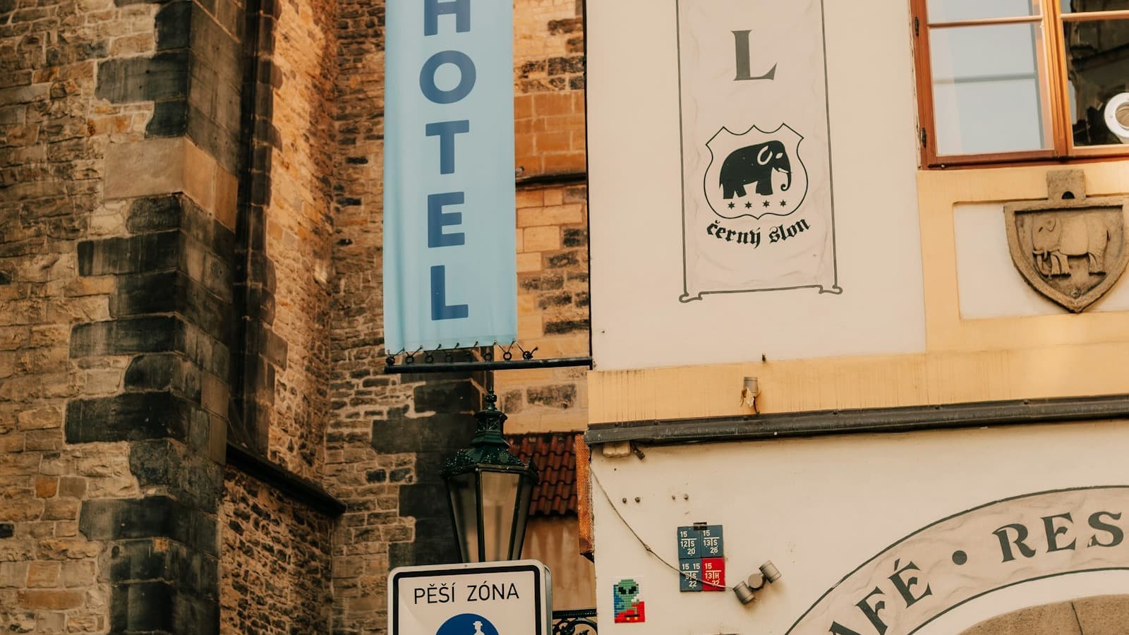 USA, 23 hotel prendono metà delle raccomandazioni AI